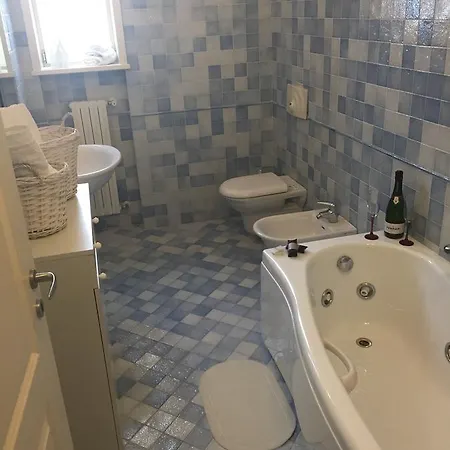 Lanterna Bianca Apartment *
